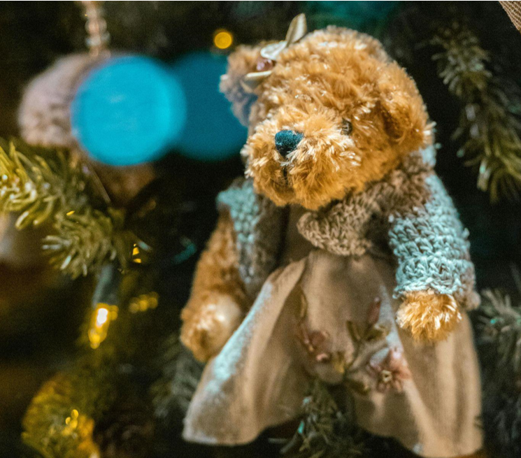 The Psychology Behind Artificial Christmas Trees: Effects on Adults and Children